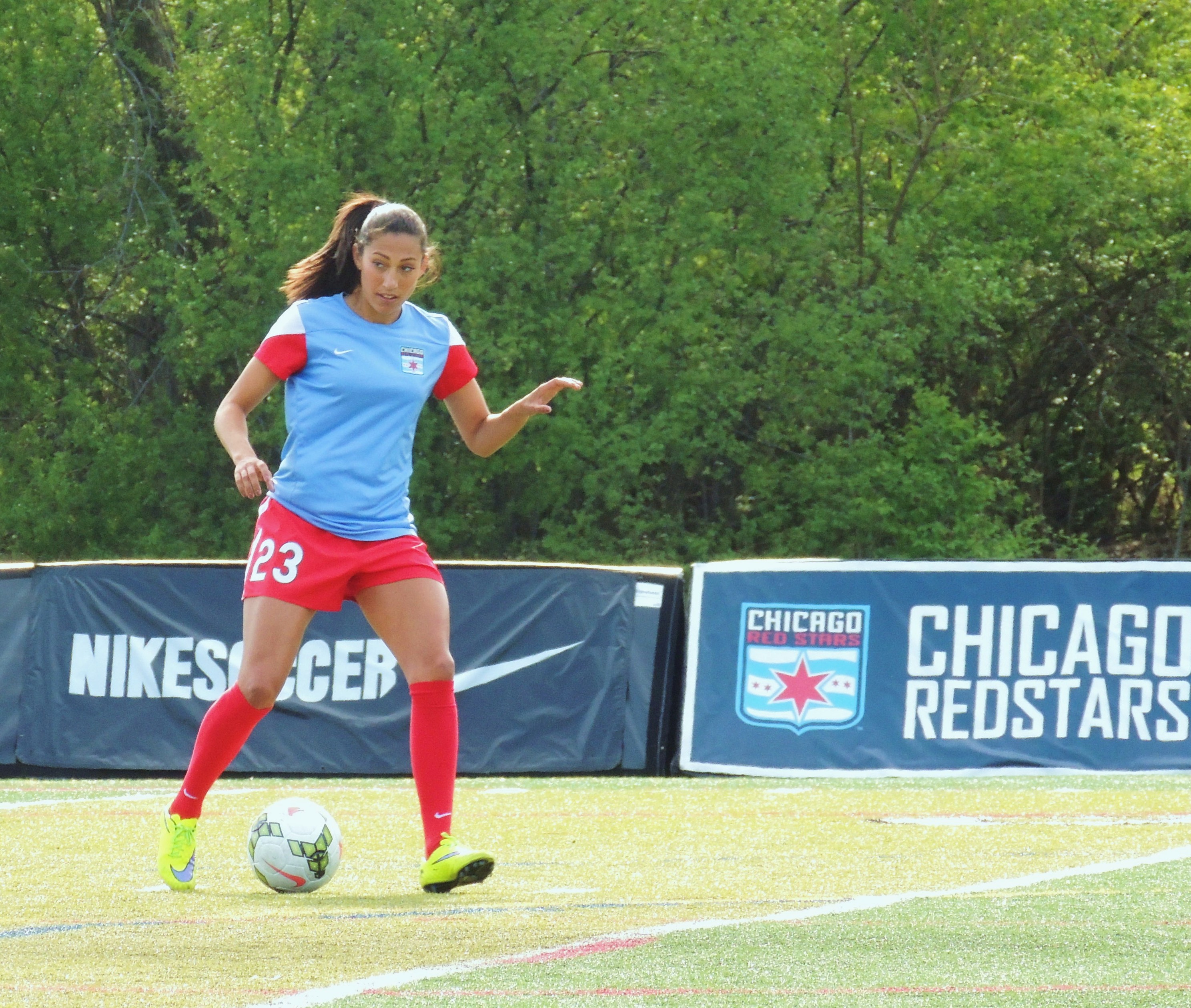 Christen Press memanaskan badan sebagai Red Star pada 2 Mei 2015.