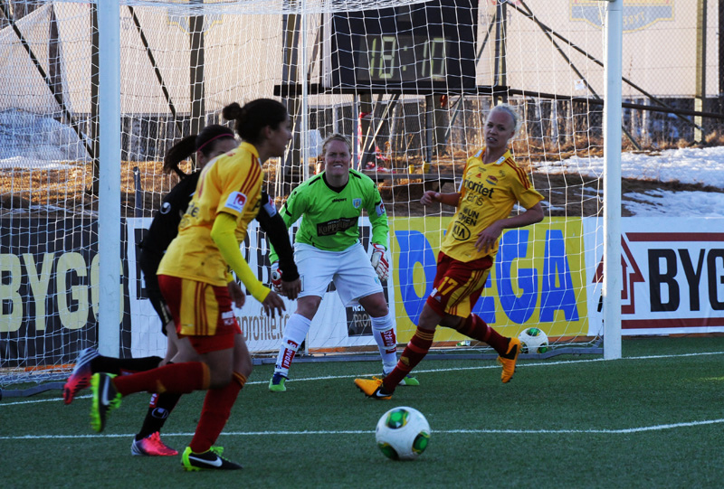 Press bermain untuk Tyresö FF di Svenska Supercupen, 2013.