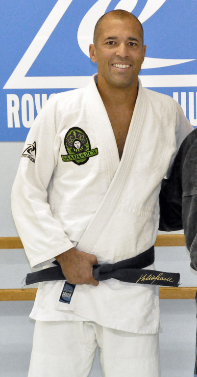 Royce Gracie in a gi, similar to the one worn in his early UFC and PRIDE fights