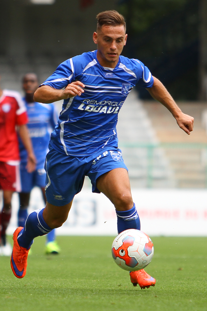 Aguilar playing for Auxerre in 2015