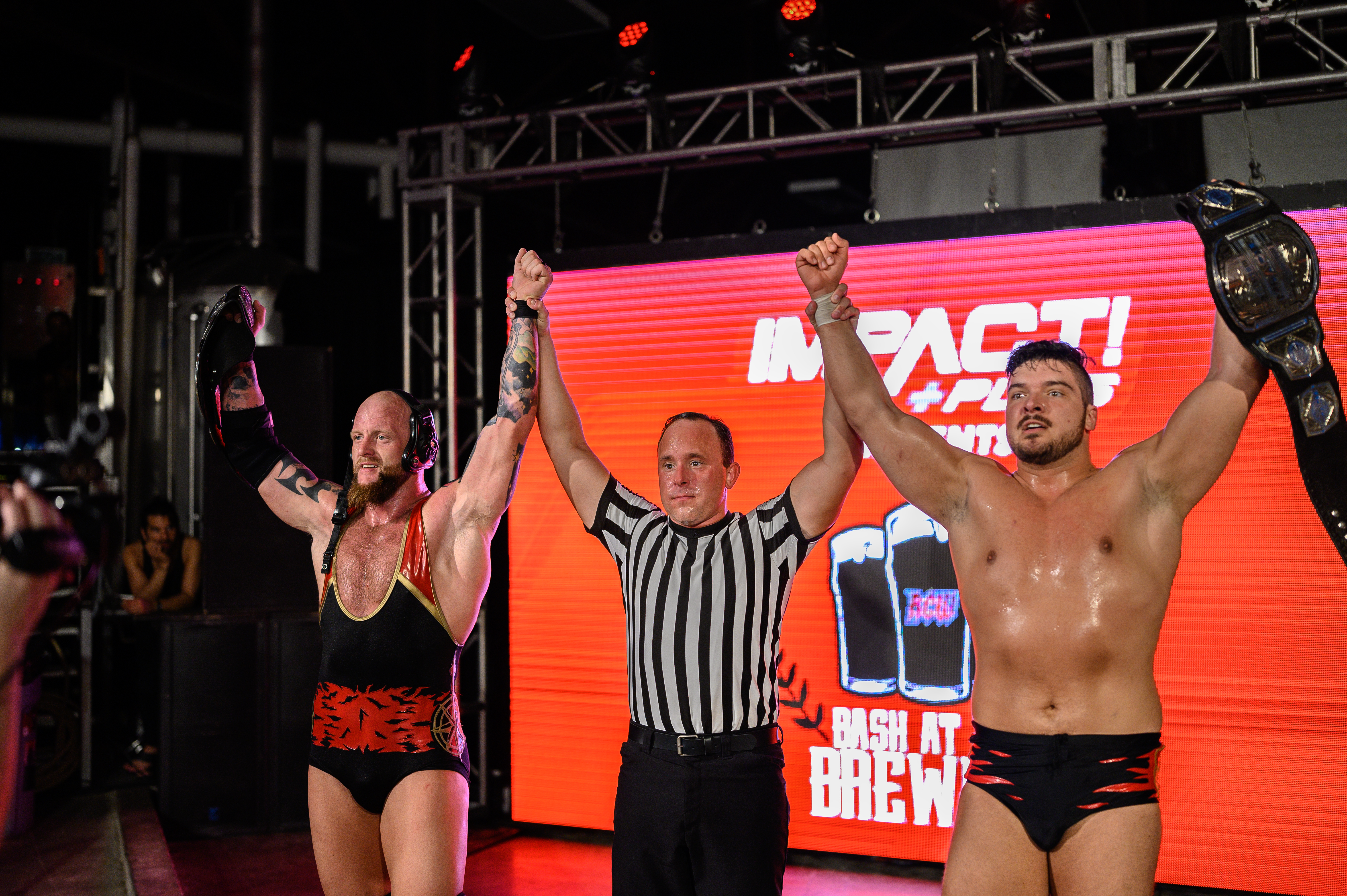 Page (kanan) dan Josh Alexander (kiri) sebagai Juara Tim Tag Dunia Impact pada Juli 2019