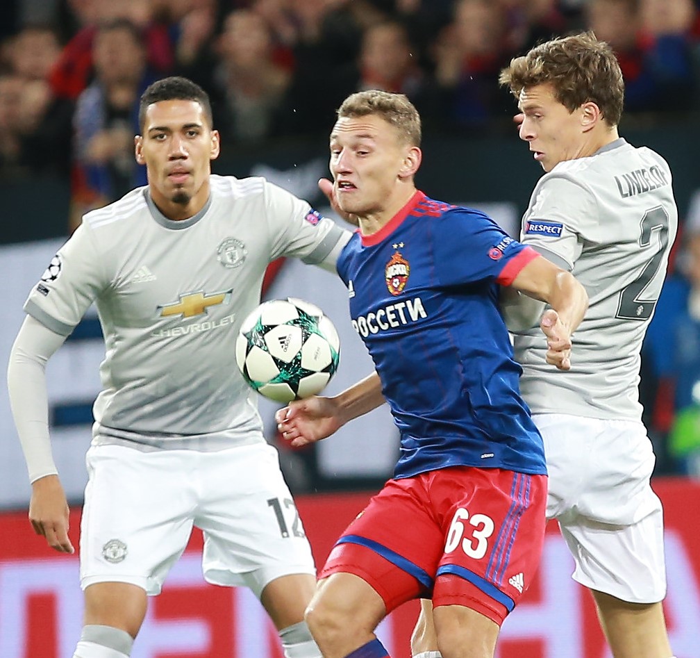 Victor Lindelöf (kanan) bersama Chris Smalling dalam pertandingan Liga Champions UEFA 2017-18 melawan CSKA Moskwa pada tahun 2017.