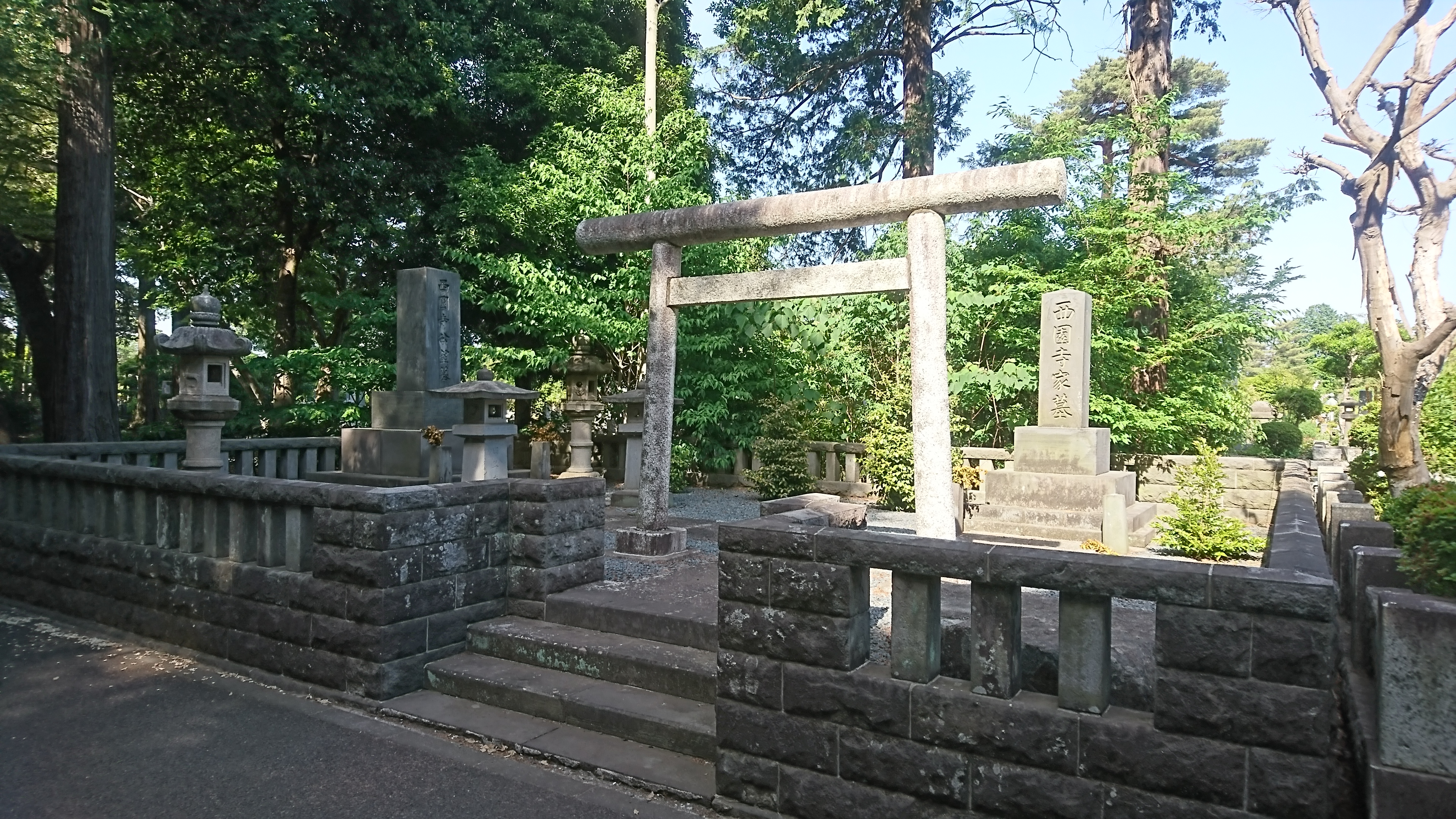 Makam keluarga Saionji (batu nisan kanan) dan makam Saionji Kinmochi (batu nisan kiri) di Perkuburan Tama.