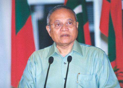 2003년 10월 말레에서 열린 선거 운동 중 연설하는 가윰.