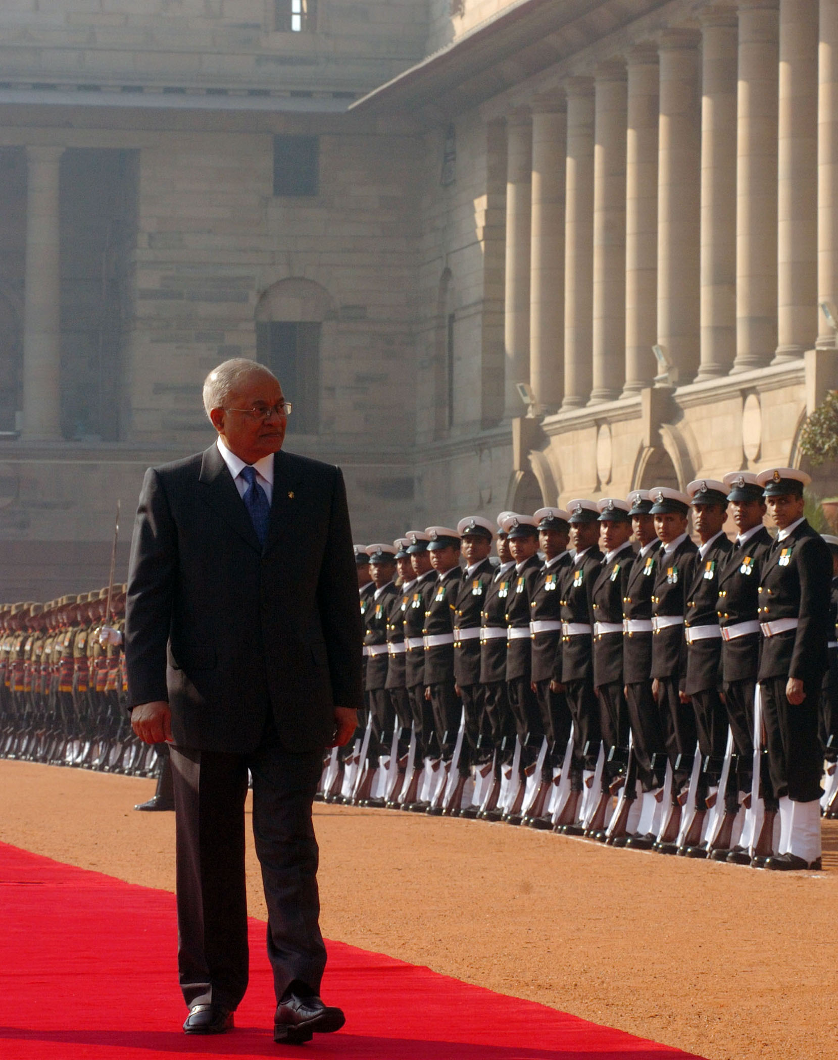 2008년 인도 국빈 방문 중 의장대를 사열하는 가윰