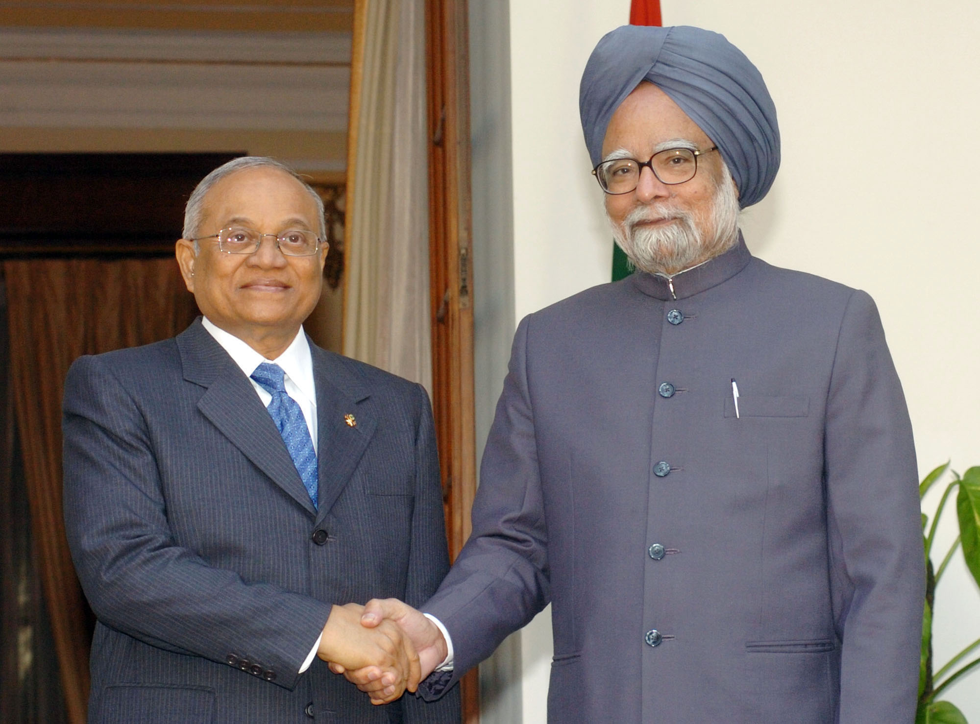 2008년 만모한 싱 인도 총리와 함께 있는 가윰