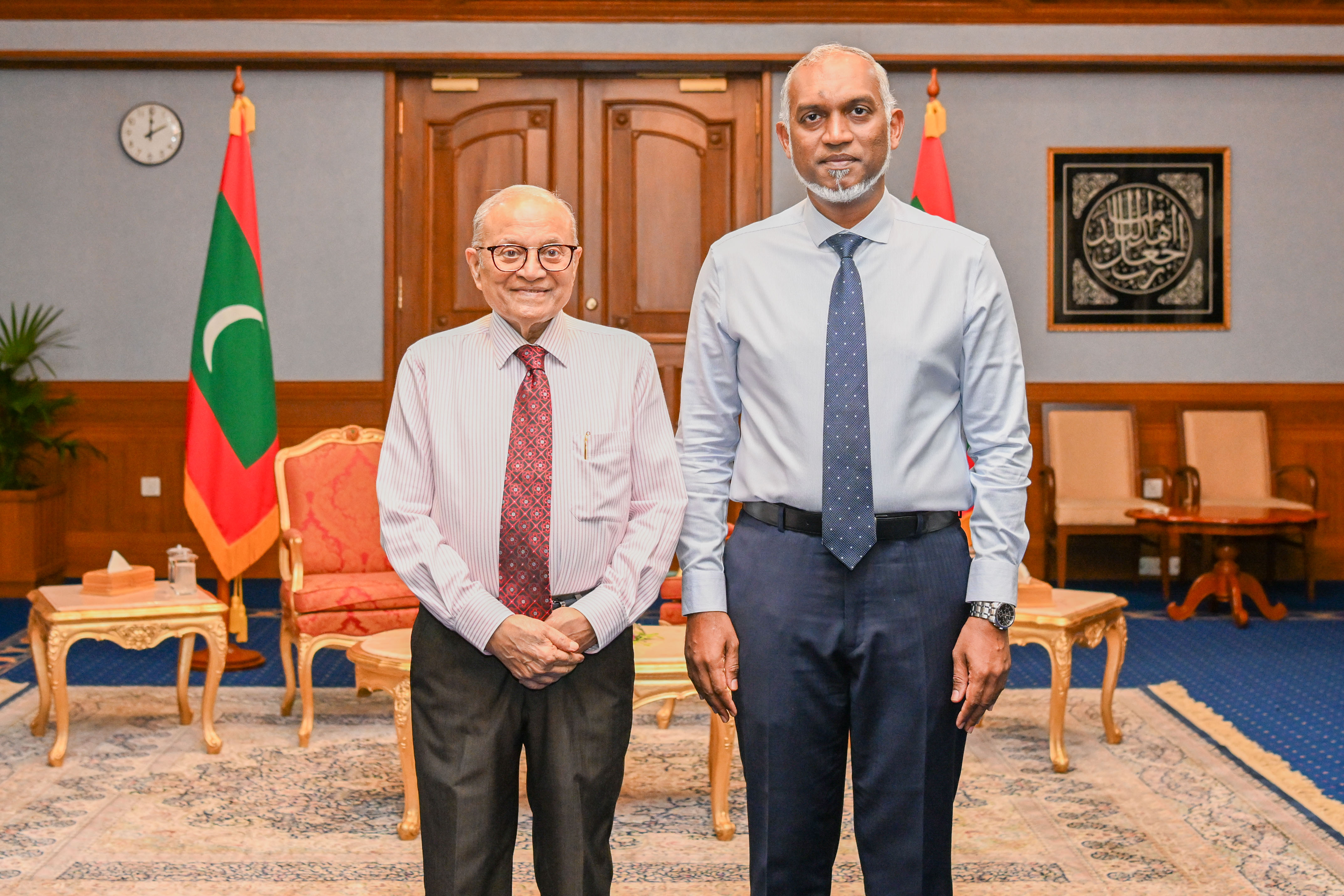 2023년 12월 모하메드 무이주 대통령과 만나는 가윰