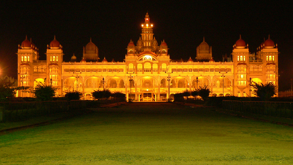 Istana Mysore, Karnataka, India. Wilayah ini menyaksikan kebangkitan Dinasti Kadamba berikutan kelemahan Pallava.