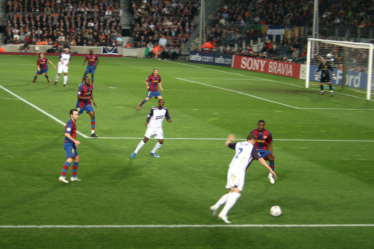 Hutton menguasai bola di Camp Nou ketika Rangers menentang Barcelona, 2007