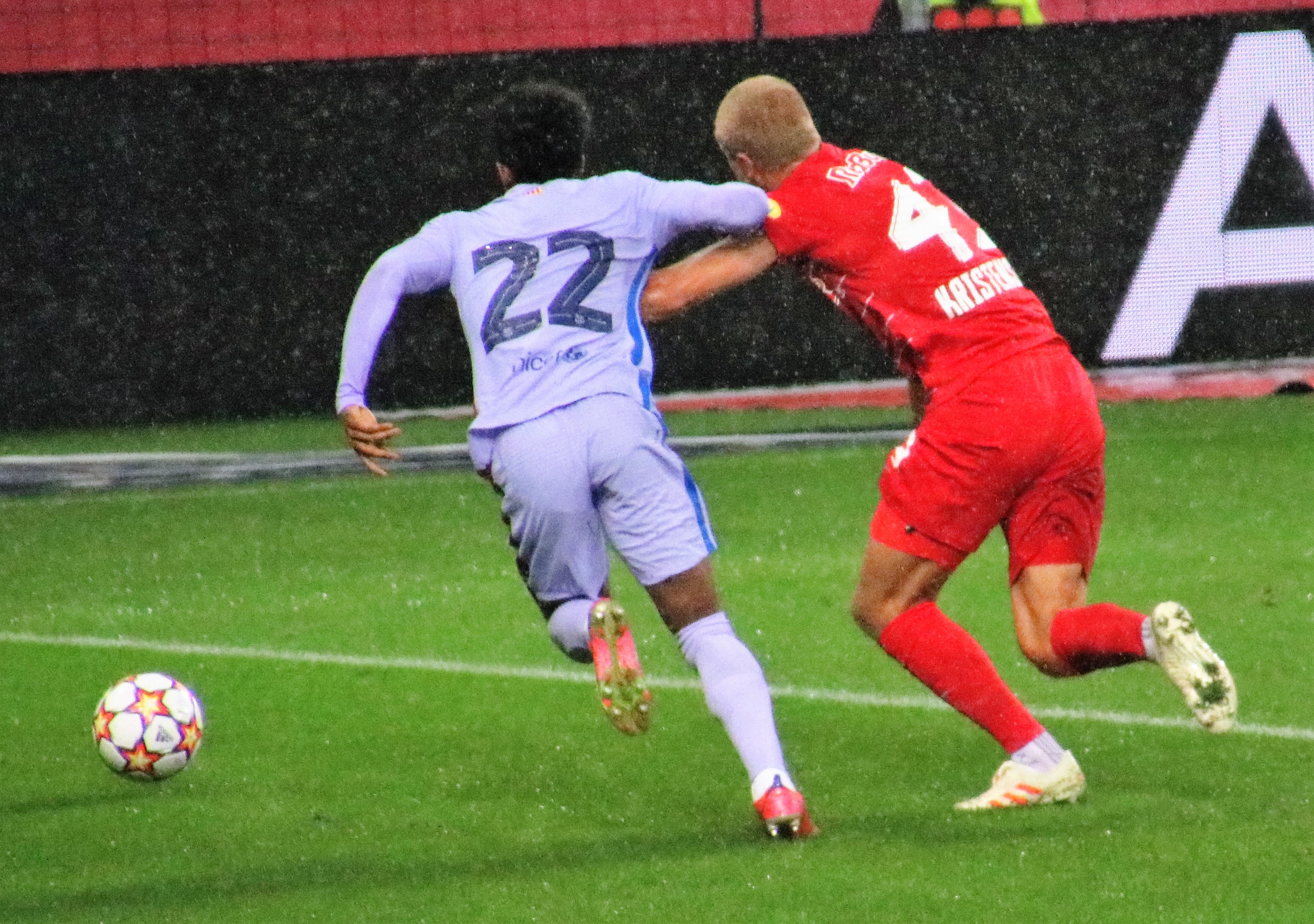 22번을 달고 2021-22 시즌 프리시즌 FC 레드불 잘츠부르크와의 경기에서 바르셀로나 소속으로 뛰고 있는 발데