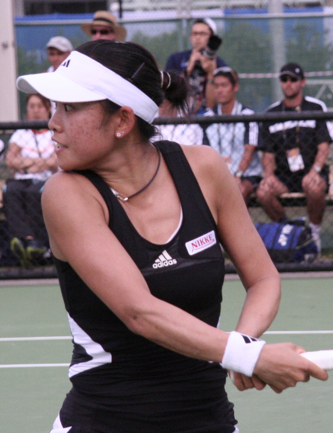 Aiko Nakamura saat melakukan pukulan backhand di Australia Terbuka 2007.