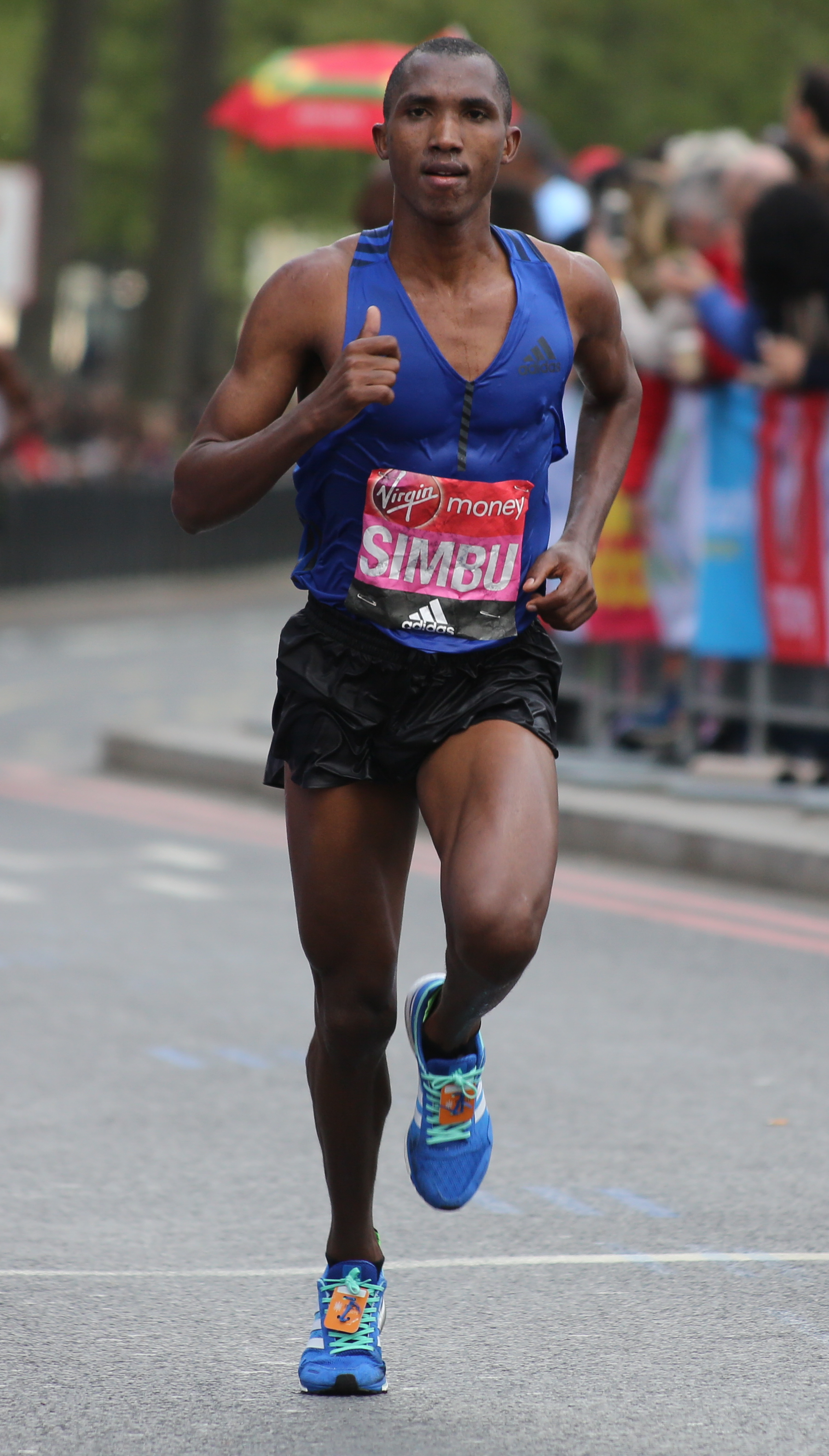 Alphonce Simbu saat London Marathon 2017, tahun di mana ia meraih medali perunggu di Kejuaraan Atletik Dunia di kota yang sama.