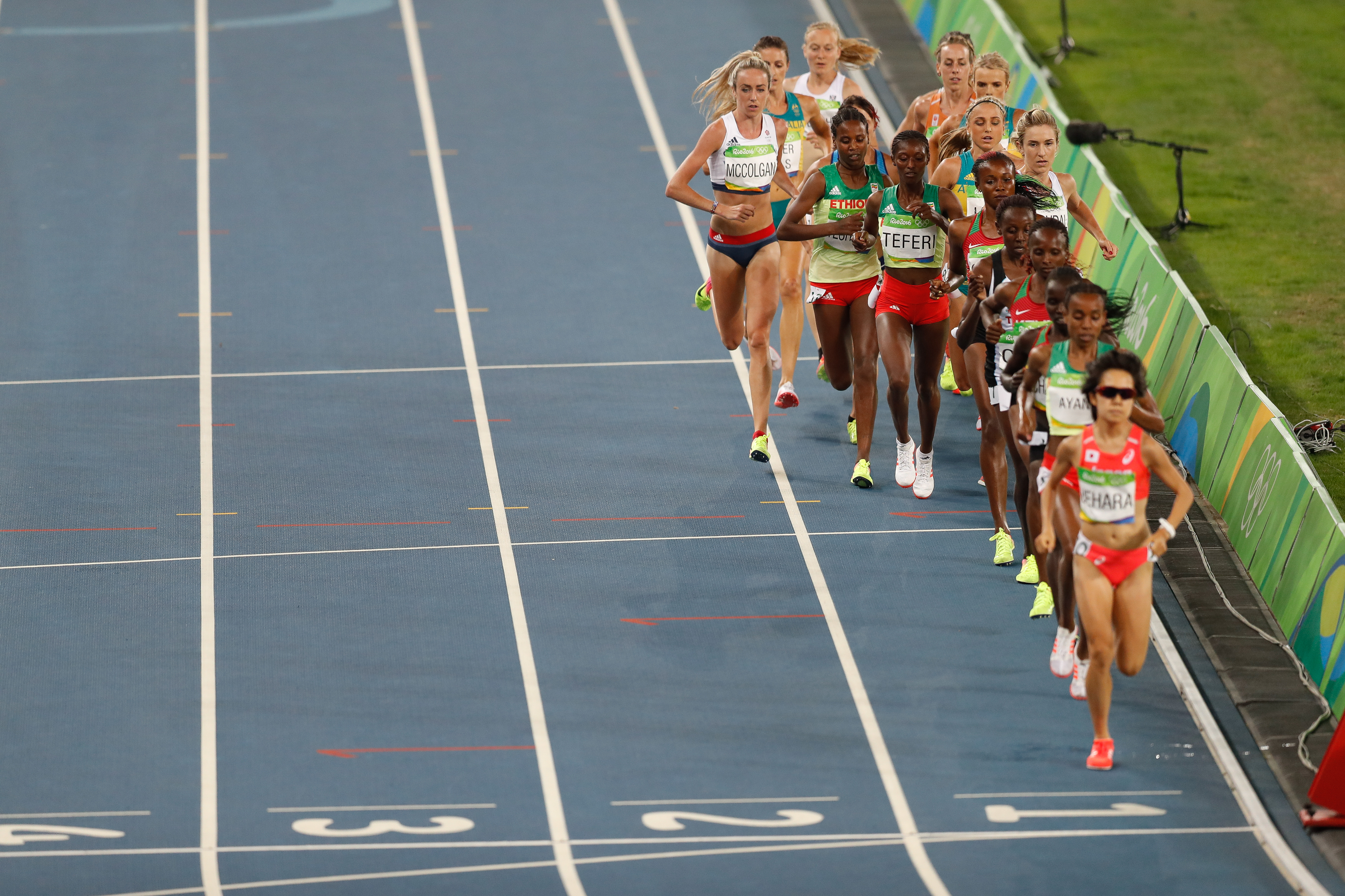 2016년 리우 올림픽 10000m 경기 중인 알마즈 아야나 (오른쪽에서 두 번째). 이 경기에서 그녀는 금메달을 획득했다.