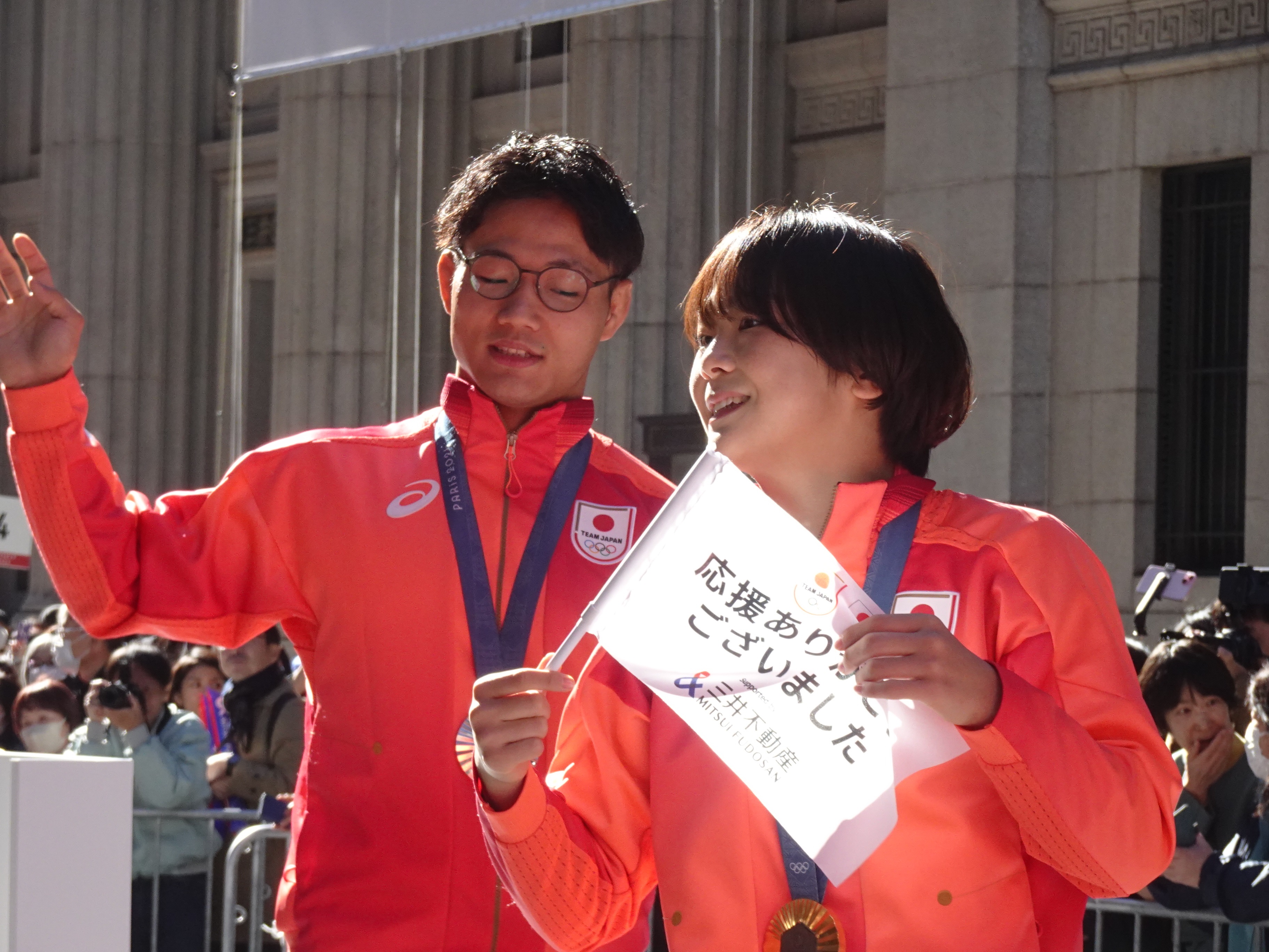 高谷大地(左)と、2024年パリ夏季オリンピック・パラリンピック日本代表選手団のパレードイベント(2024年11月30日)