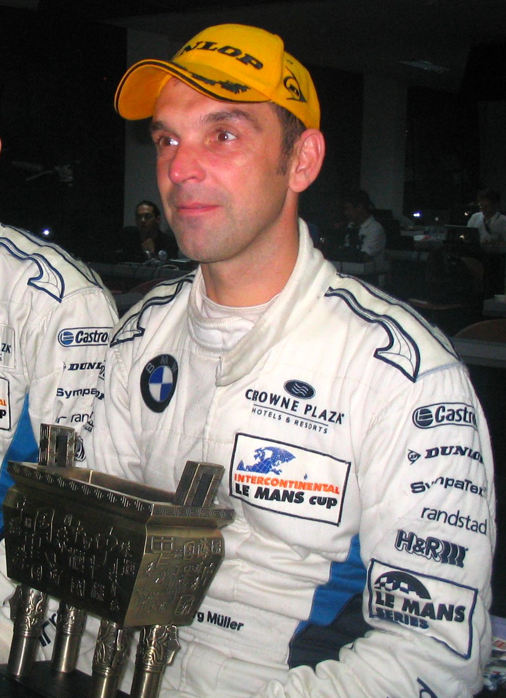 Jörg Müller dengan trofi pemenang GT2 1000 km Zhuhai 2010.