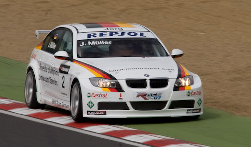 Jörg Müller memandu kereta BMW 320si WTCC di Brands Hatch pada musim WTCC 2008.