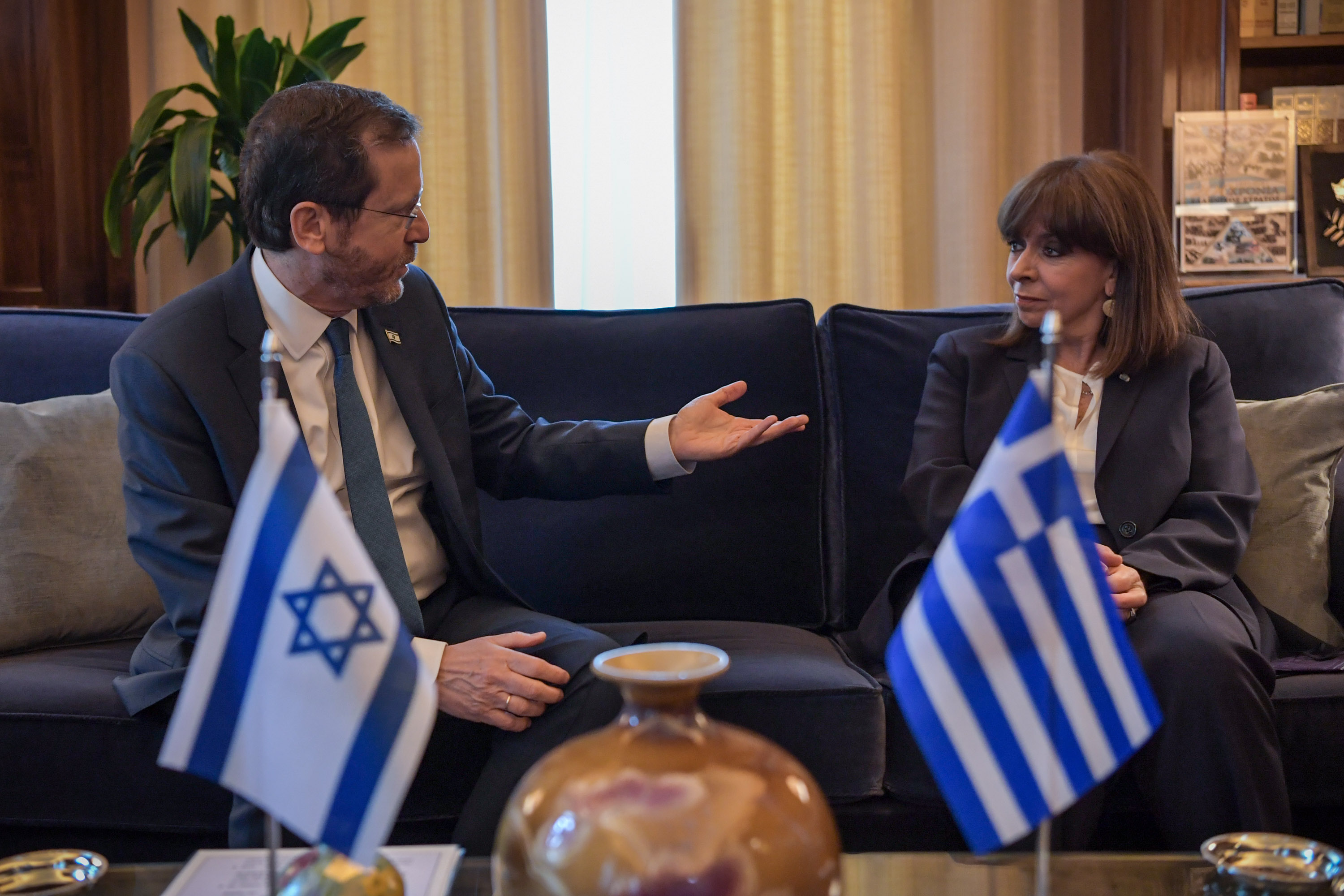 Herzog bersama Presiden Greece Katerina Sakellaropoulou pada 24 Februari 2022