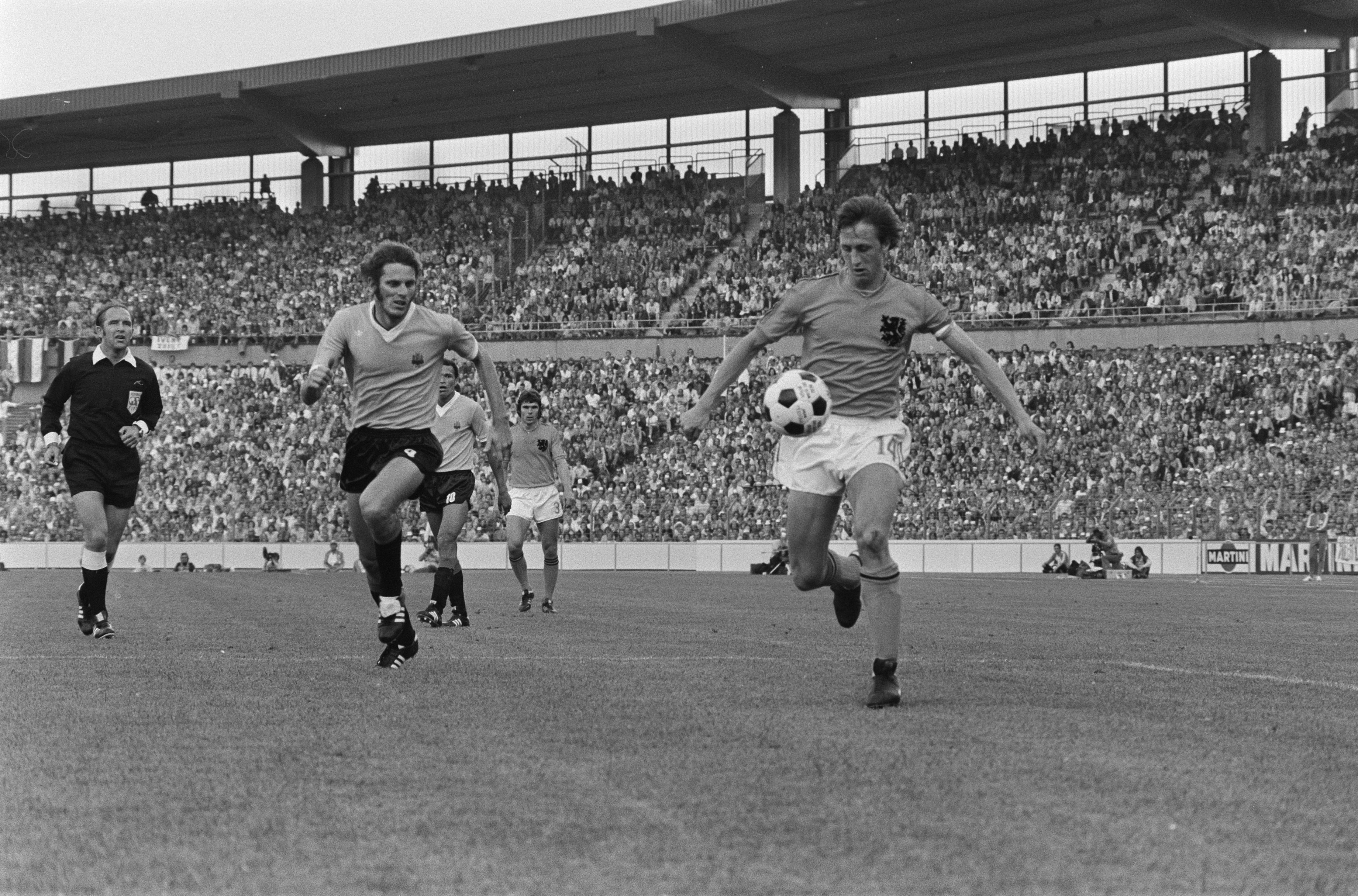 Pablo Forlán (kiri, baju gelap) saat melawan Belanda di Piala Dunia FIFA 1974.