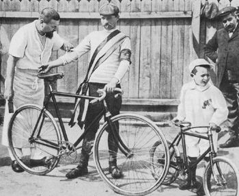 Garin with his masseur and son in 1903