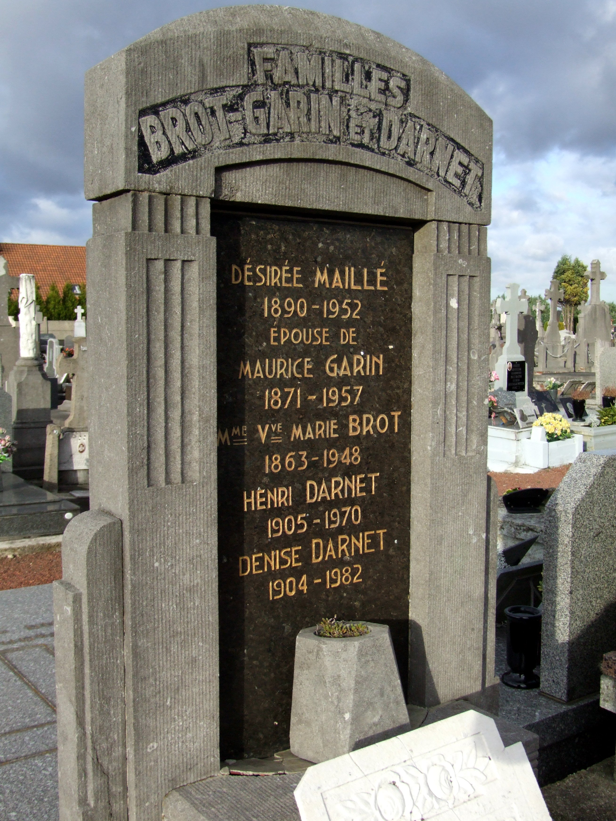 His grave in Sallaumines, near Lens.