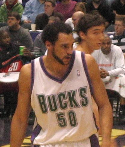 Gadzuric trong thời gian thi đấu cho Milwaukee Bucks vào năm 2005.