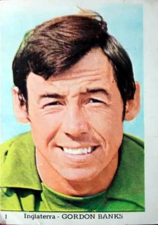 Kartu perdagangan Banks dengan England oleh Panini Itali (kiri) dan Chapitas di Argentina (kanan), kedua-duanya dikeluarkan pada 1970.