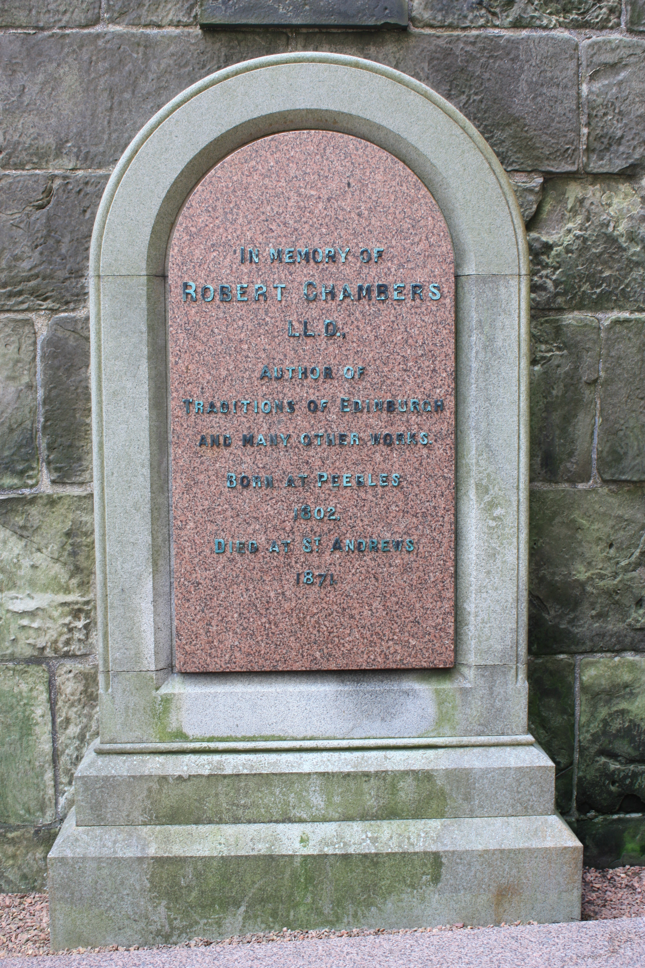 Makam Robert Chambers di Pemakaman Katedral St Andrews
