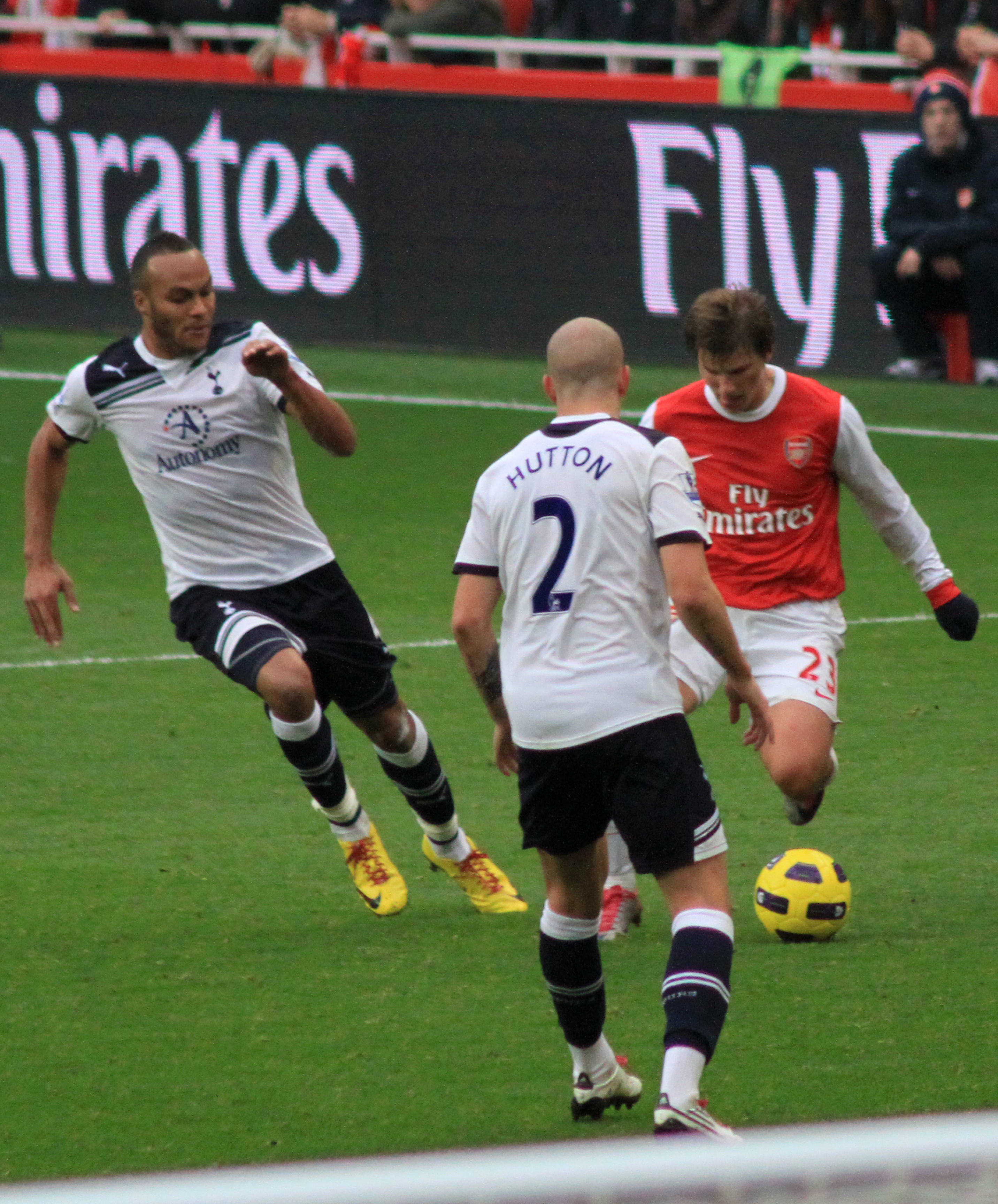 Hutton bermain untuk Tottenham Hotspur di Emirates dalam perlawanan derbi London Utara, 2010