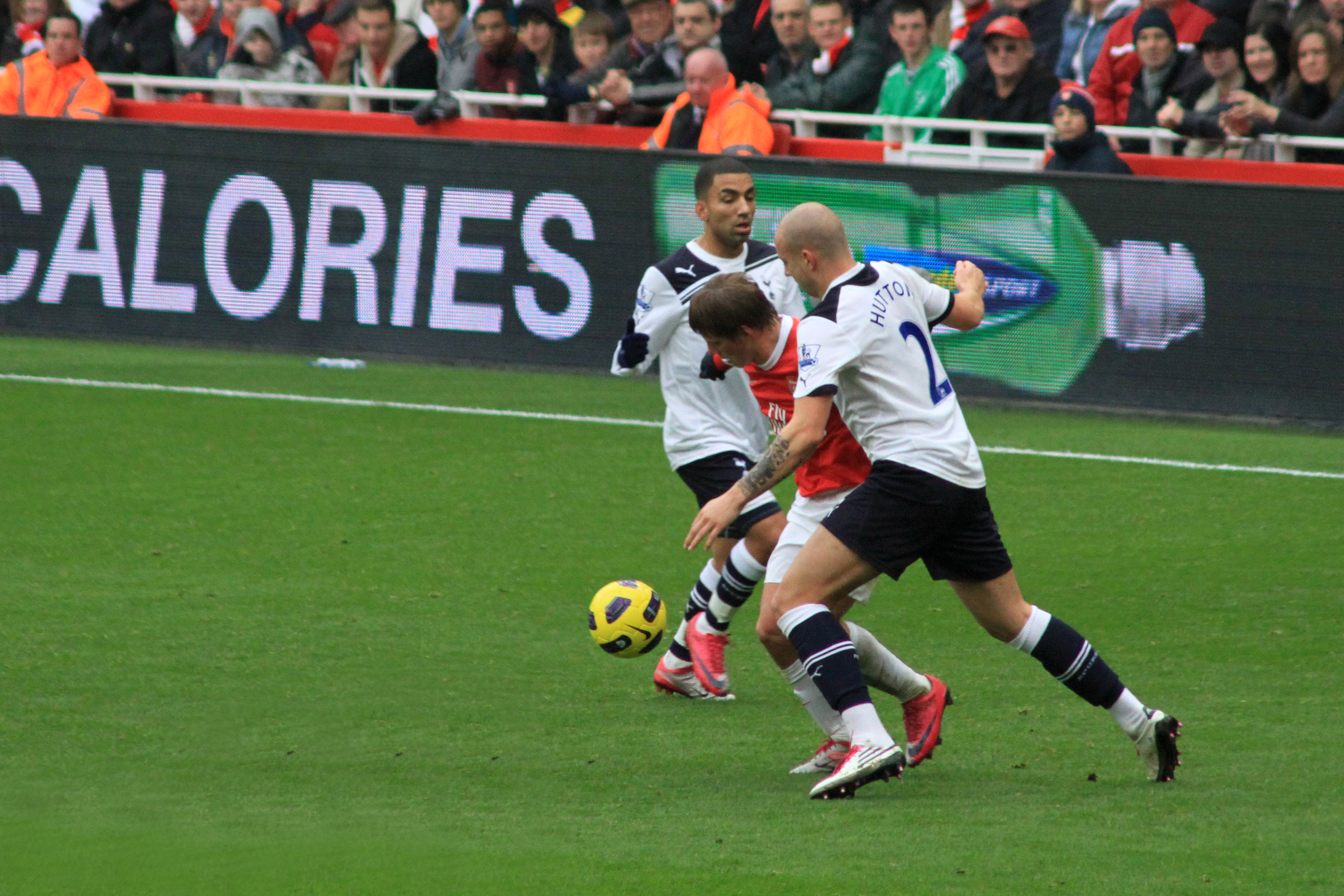 Hutton (kanan) menjaga Andrey Arshavin saat pertandingan Arsenal di Stadion Emirates pada tahun 2010