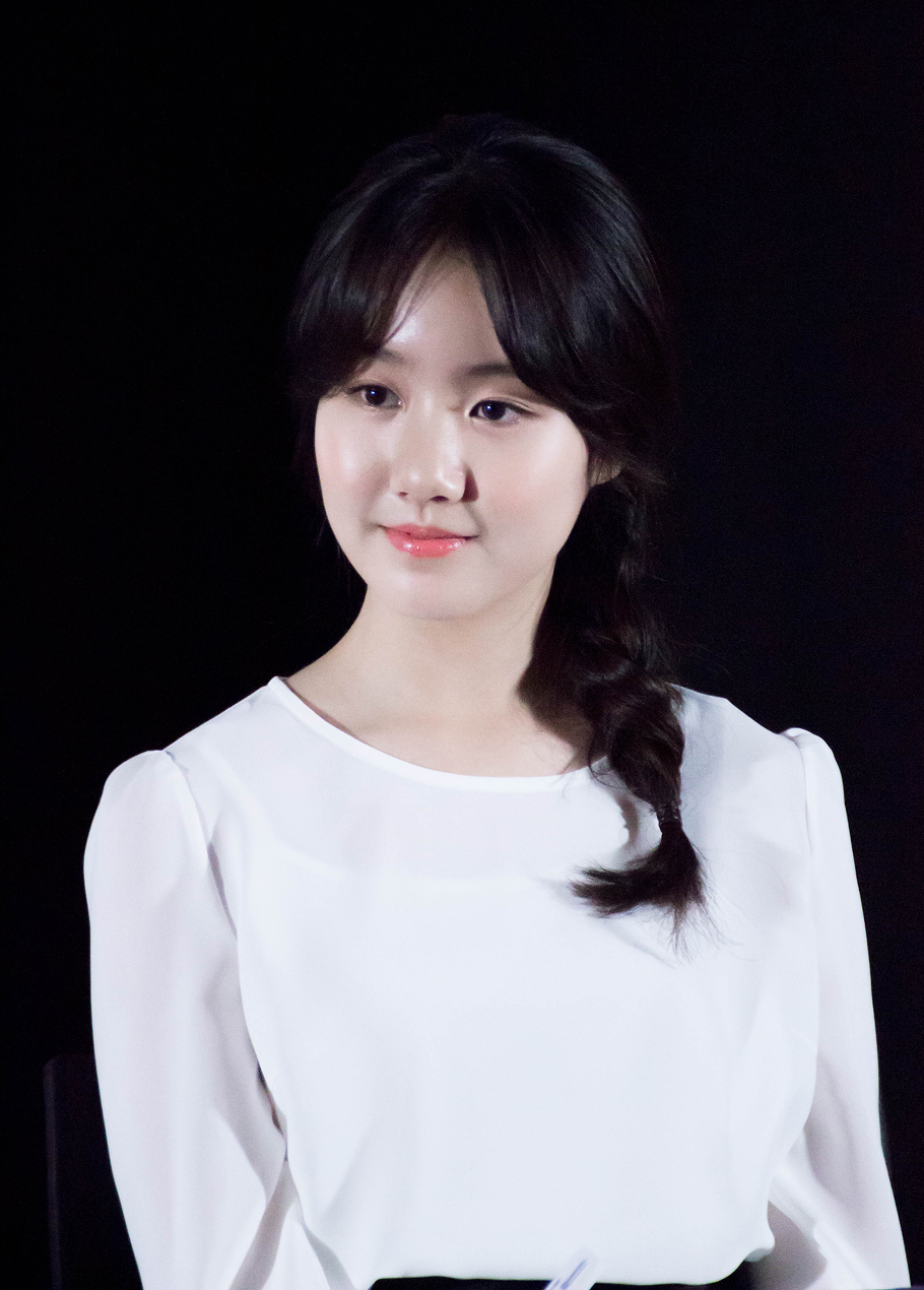 Jin Ji-hee at a movie talk for Take Off 2 in 2016
