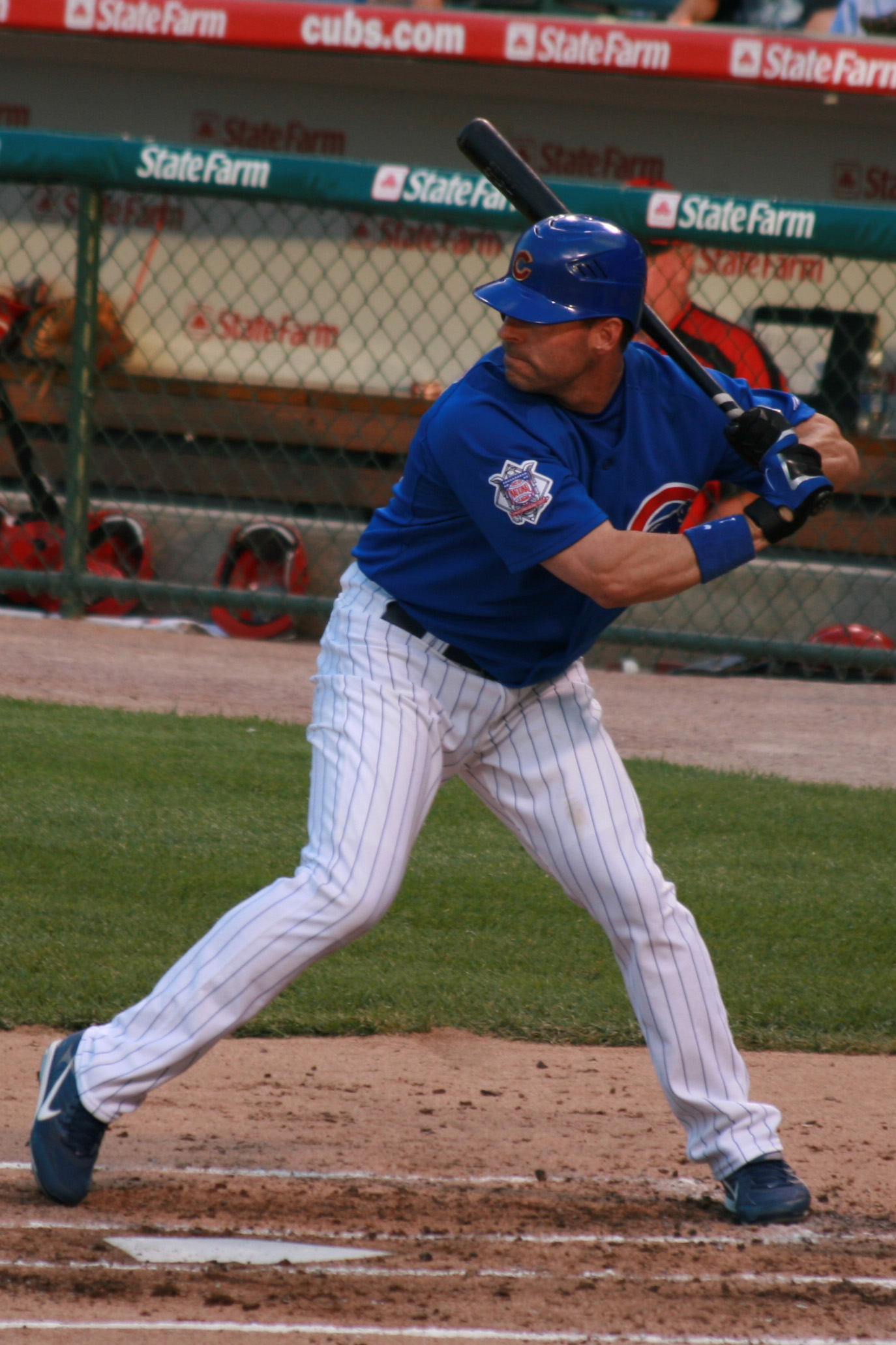 Edmonds memukul untuk Chicago Cubs pada tahun 2008.
