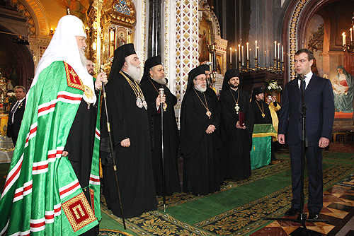 2009年2月1日、着座直後の総主教キリル1世と、ロシア連邦大統領ドミートリー・メドヴェージェフ(救世主ハリストス大聖堂)。