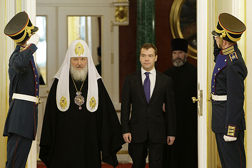 2009年2月2日、高位聖職者のレセプションに臨む総主教キリル1世と、ロシア連邦大統領メドヴェージェフ。