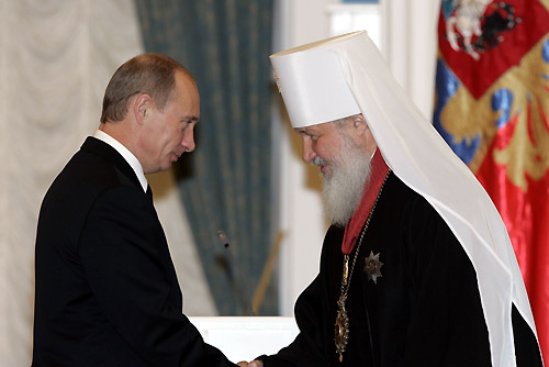 2006年12月21日。府主教(肩書当時)キリルと、ロシア連邦大統領ウラジーミル・プーチン(肩書当時)。