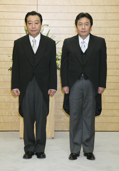 2011年9月12日、野田佳彦内閣総理大臣より経済産業大臣の辞令交付を受けての写真撮影
