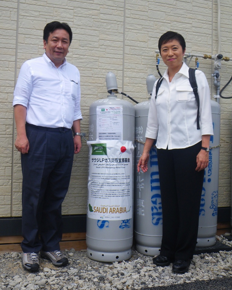 2011年8月7日、宮城県気仙沼市にて内閣総理大臣補佐官(災害ボランティア活動担当)辻元清美(右)と