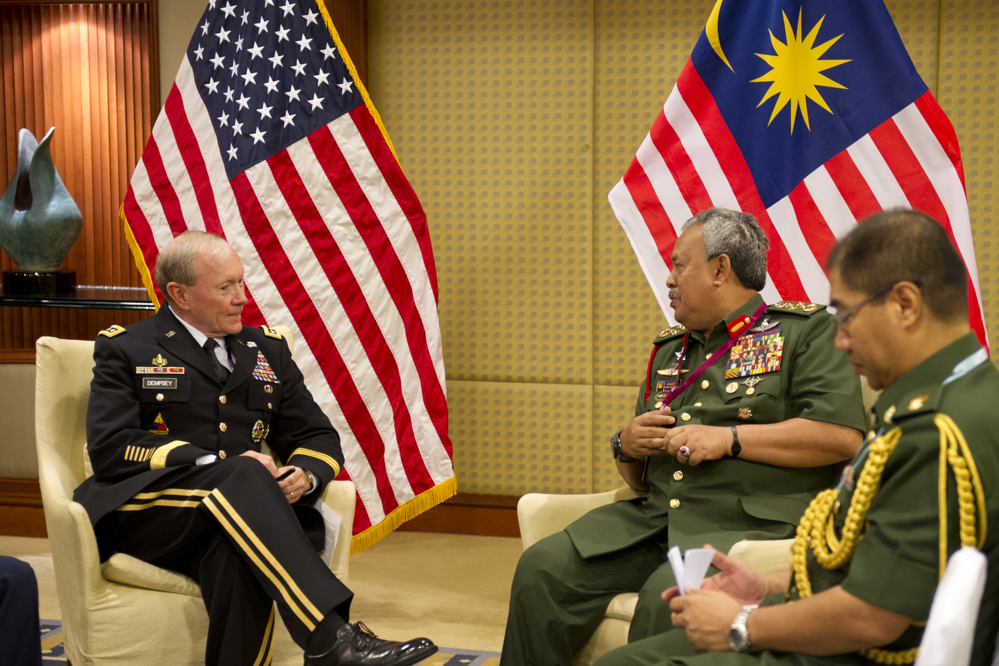 Zulkifeli bin Mohd. Zin trong một cuộc gặp mặt với tướng lĩnh Quân đội Hoa Kỳ.
