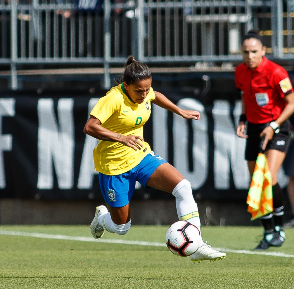 Debinha playing for Brazil in 2018.