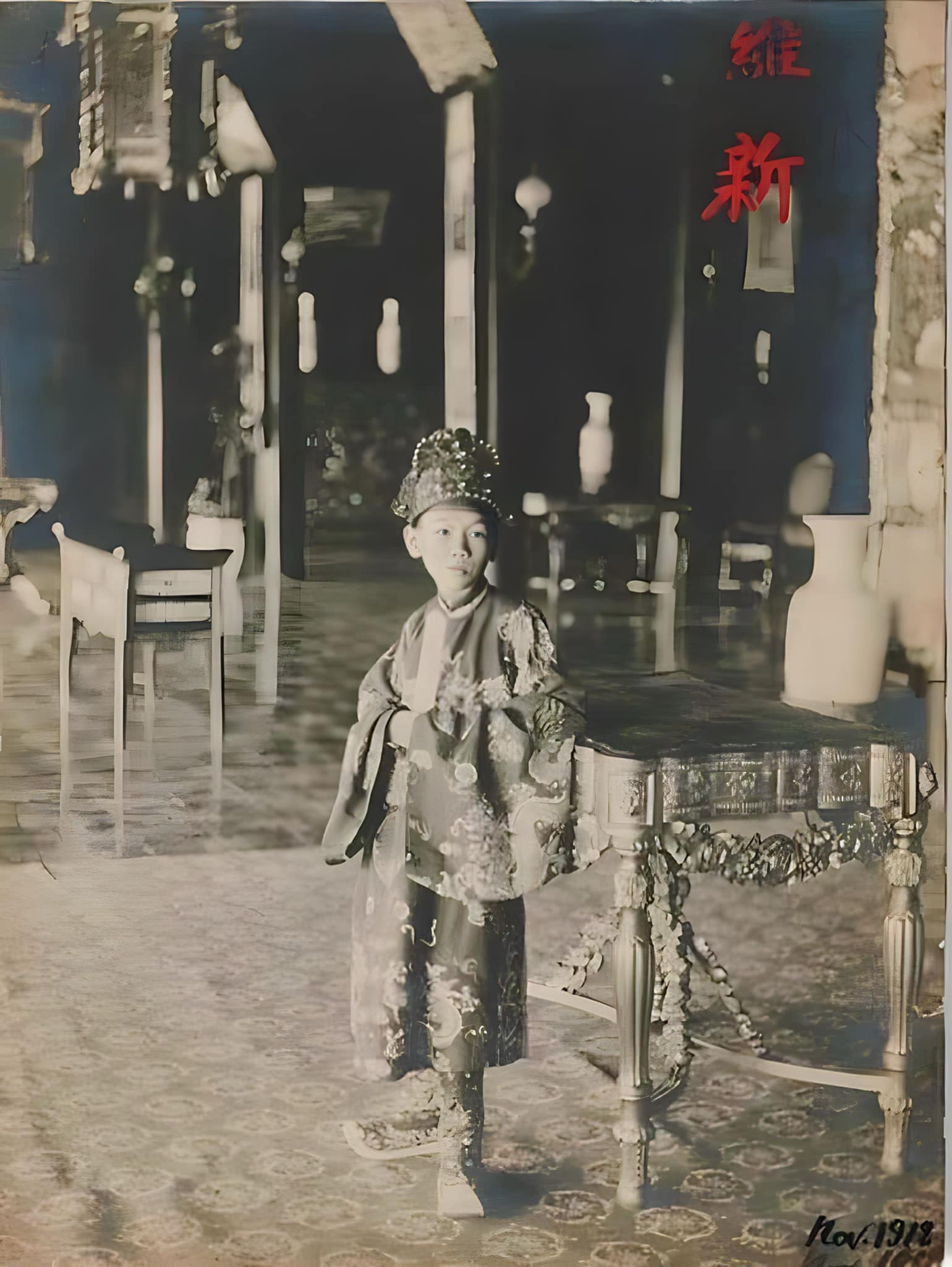 Hoàng đế Duy Tân tiếp đón các nhà ngoại giao Pháp tại Điện Thái Hòa vào năm 1912.