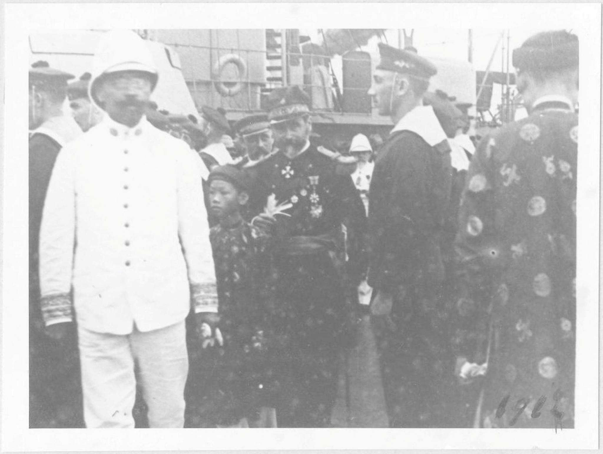 1912년 어린 황제 (가운데)와 프랑스 식민 관료들.