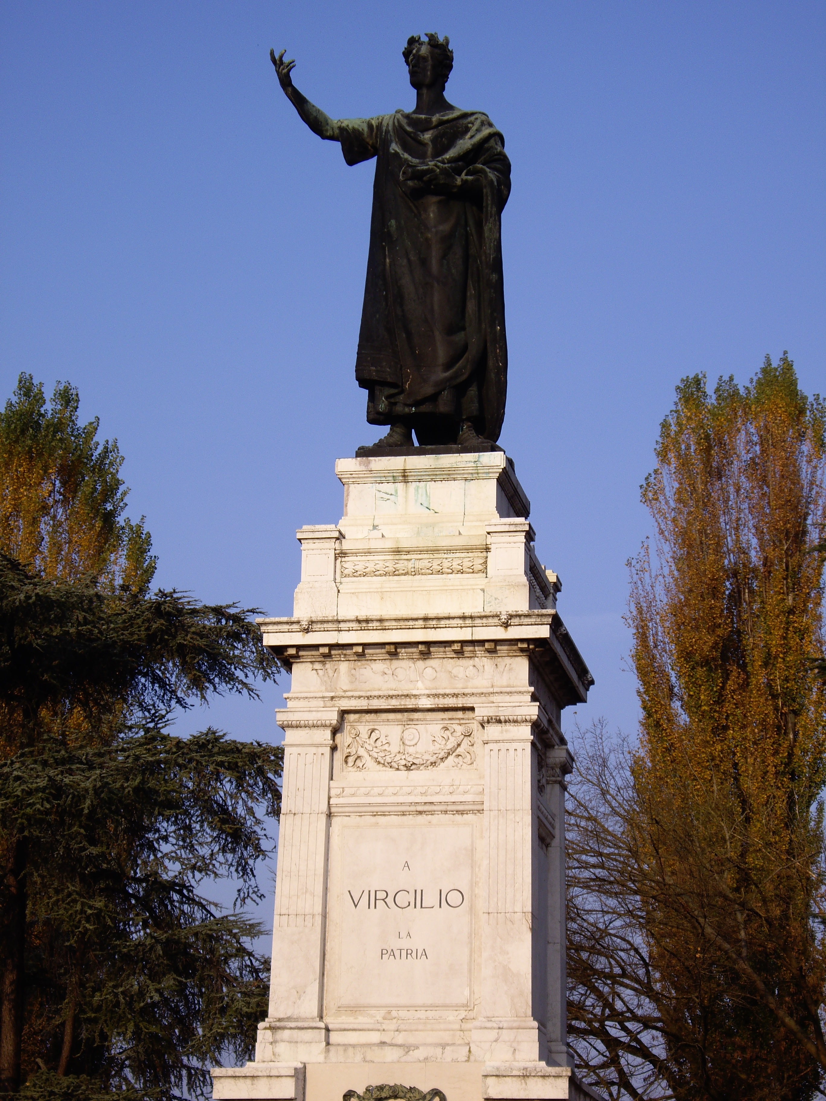 Patung Virgil yang didirikan di Mantua.