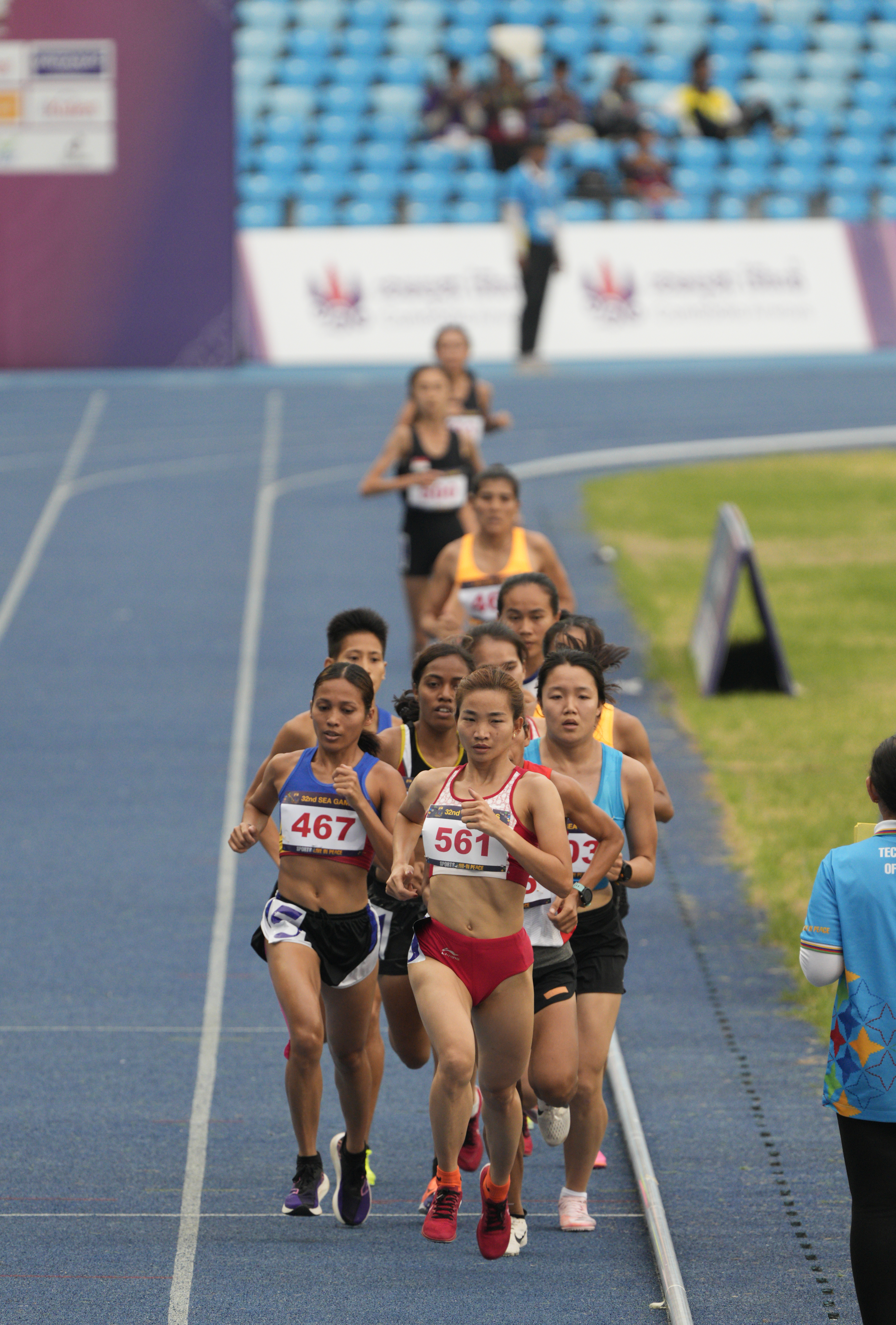 Nguyễn Thị Oanh leading the pack in the 10,000 metres at the 2023 Southeast Asian Games