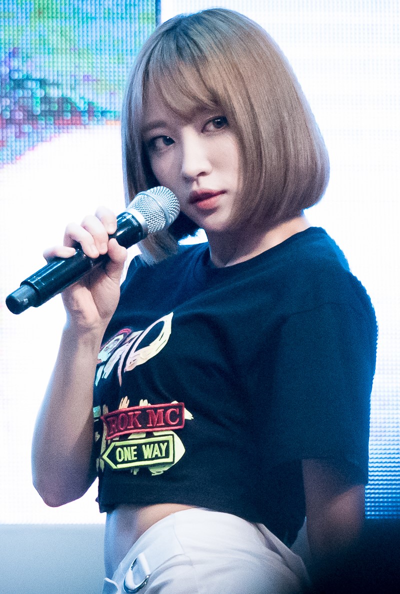 2016년 7월 KBS 쿨 FM에서 공연하는 하니