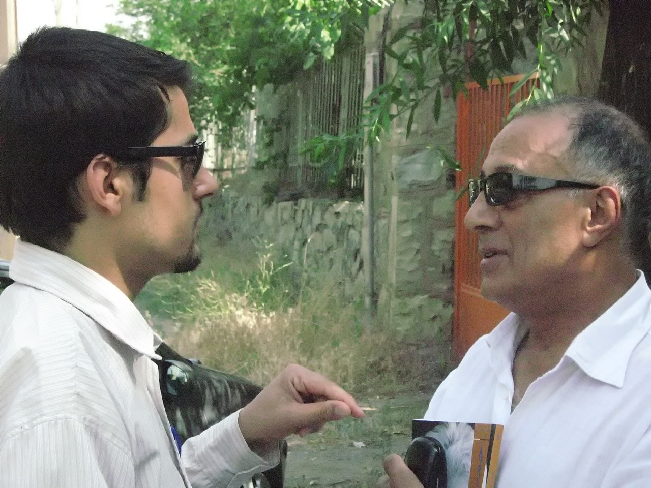 Kiarostami mewawancarai Habib Bavi pada tahun 2013.