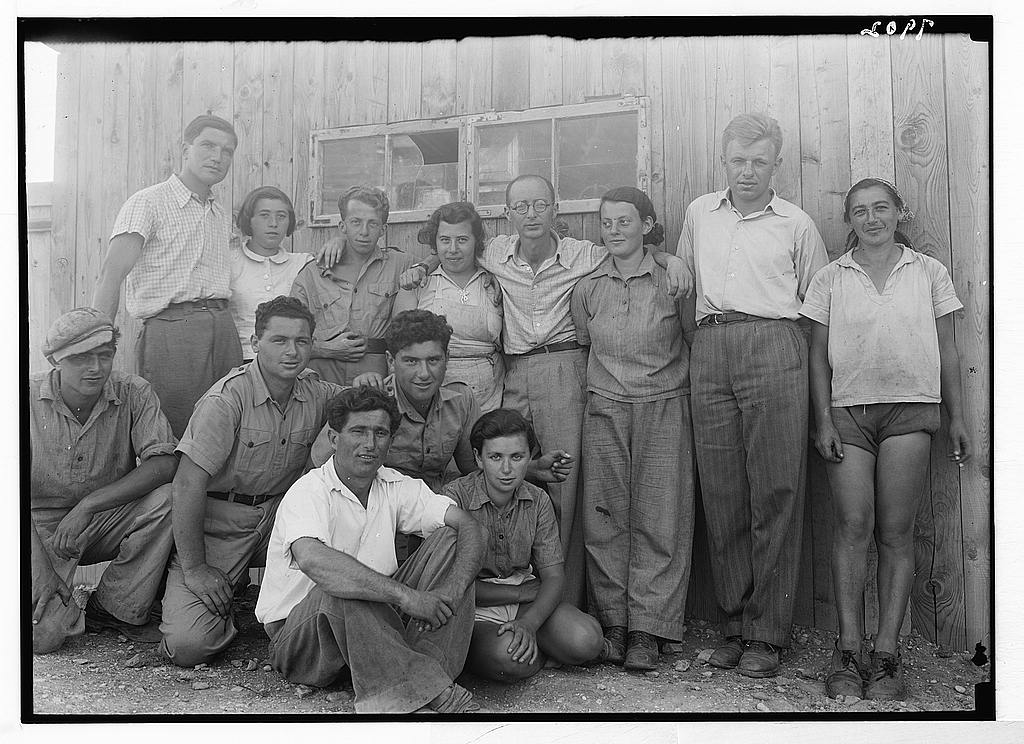에인 게브 개척자들과 함께한 테디 콜렉(오른쪽에서 두 번째), 1934년-1939년
