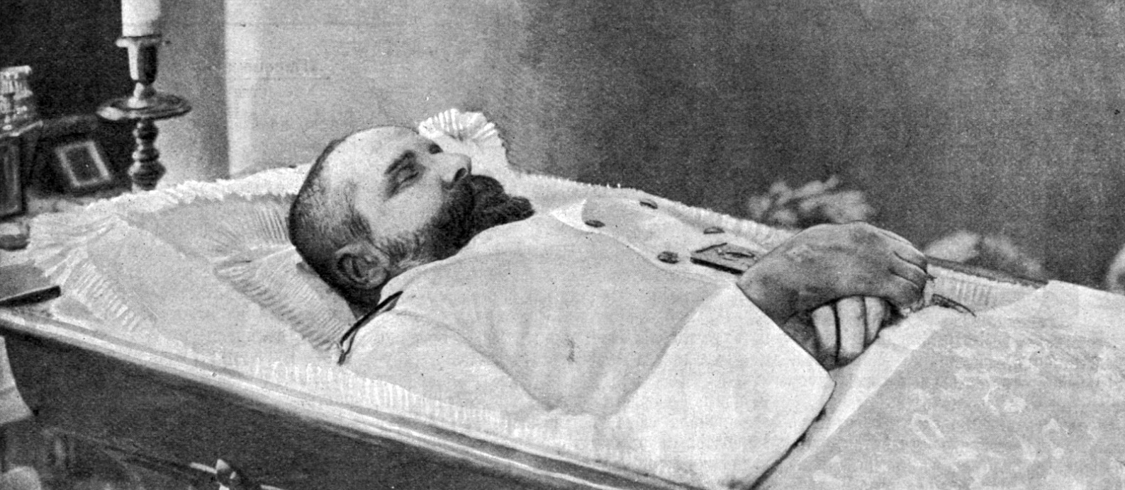 Mayat Stolypin dalam keranda.