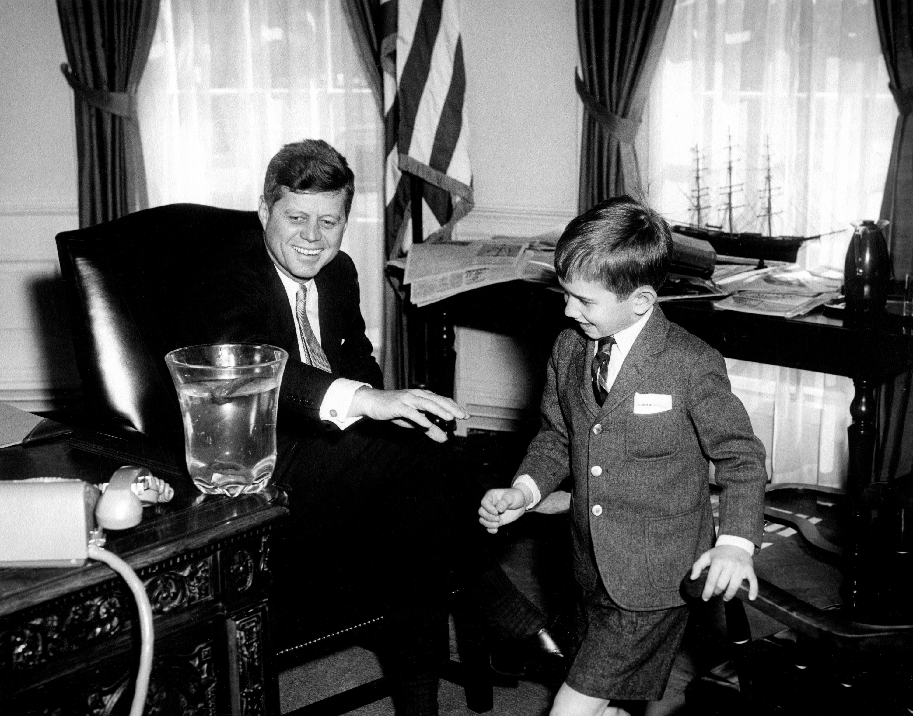 Kennedy và chú của ông John F. Kennedy tại Phòng Bầu dục, 1961
