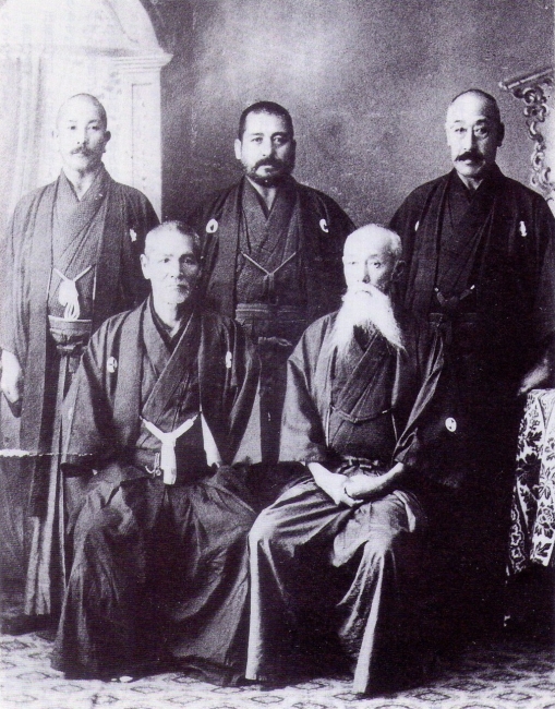 1912년 촬영된 사진. 후열 중앙이 내토 다카하루이다.