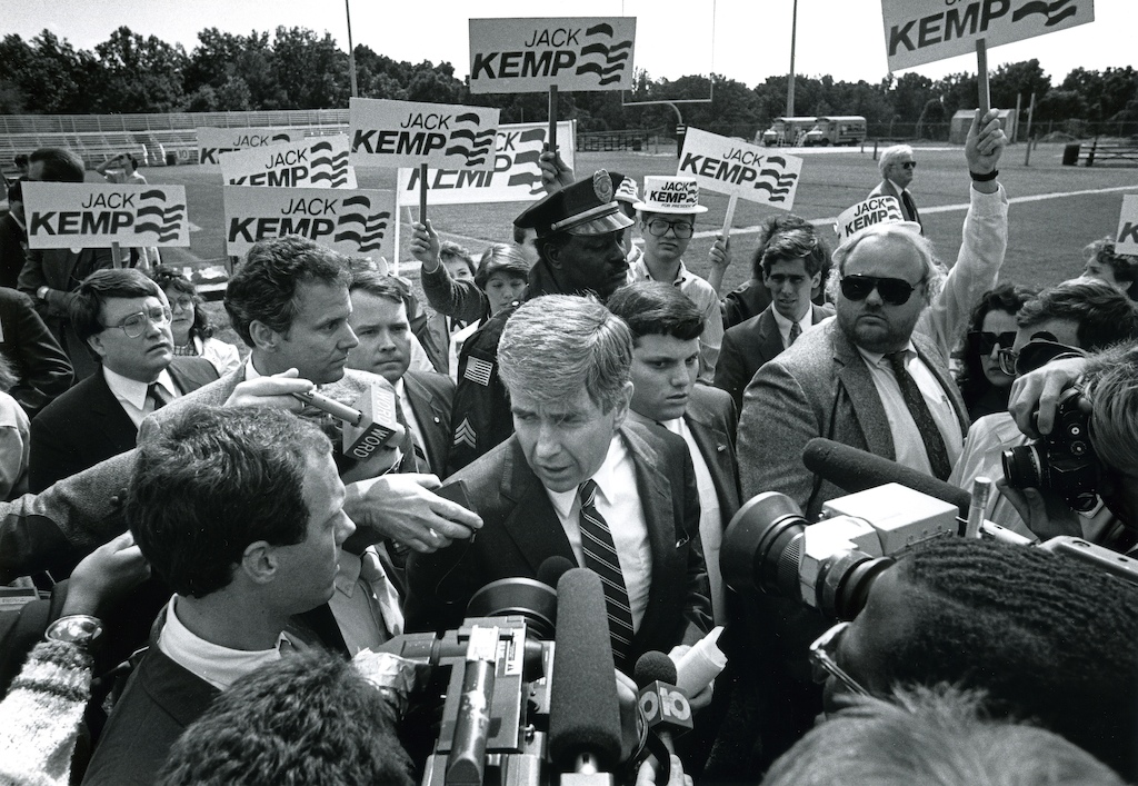 Kemp meninggalkan perhimpunan temu-calon untuk calon presiden Republikan 1988 di County Stadium di Union, South Carolina, pada 3 Oktober 1987. William Daroff berdiri betul-betul di belakang bahu kiri Kemp.