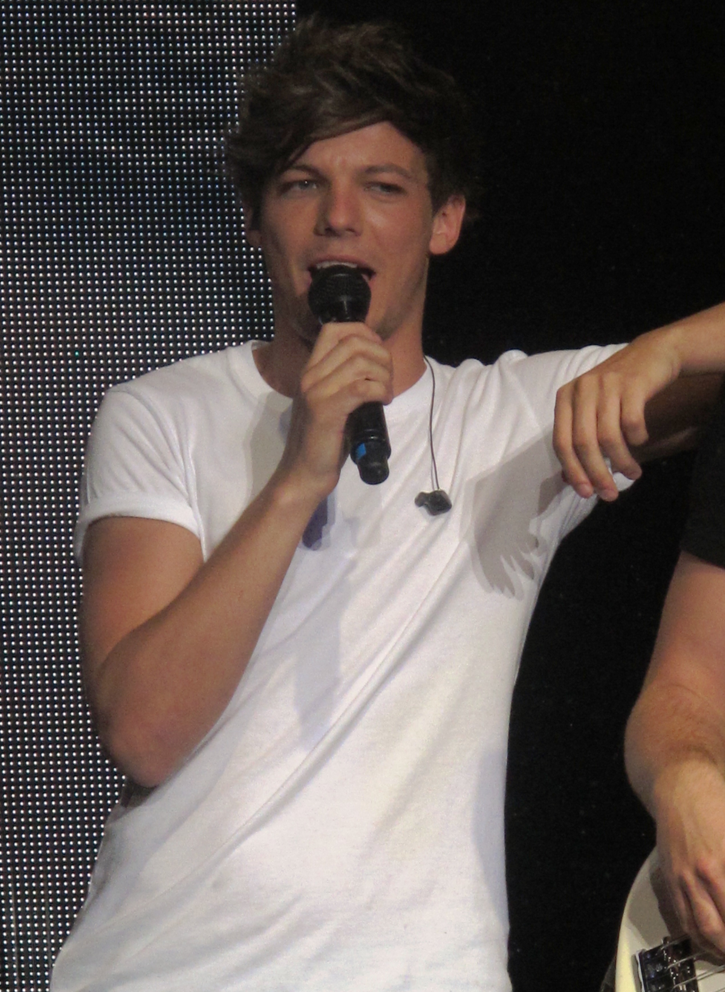 Tomlinson dalam konser One Direction.